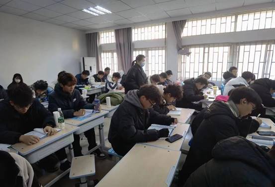 会议室里的人们描述已自动生成